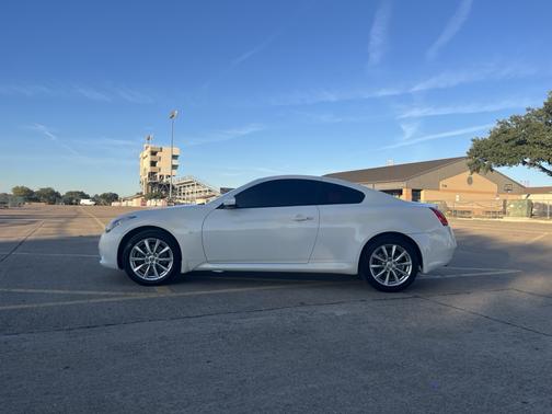 2015 INFINITI Q60 Base