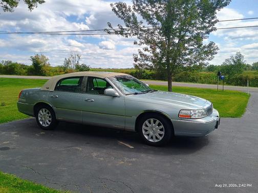 Blue 2007 Lincoln Town Car Signature Limited