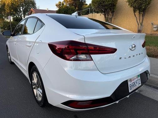 White 2019 Hyundai ELANTRA SEL