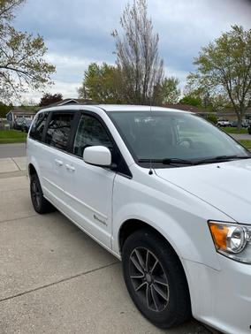 White 2017 Dodge Grand Caravan SXT