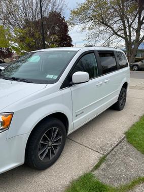 White 2017 Dodge Grand Caravan SXT