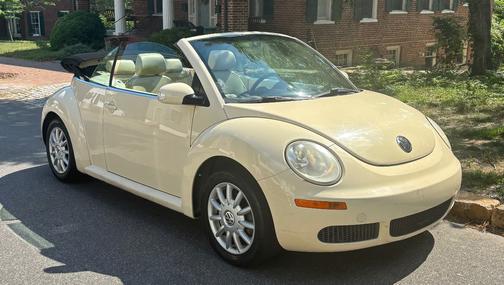 Beige 2006 Volkswagen New Beetle 2.5
