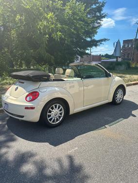 Beige 2006 Volkswagen New Beetle 2.5