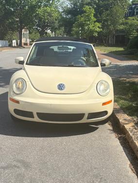 Beige 2006 Volkswagen New Beetle 2.5