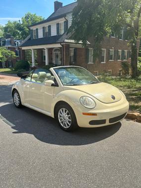 Beige 2006 Volkswagen New Beetle 2.5