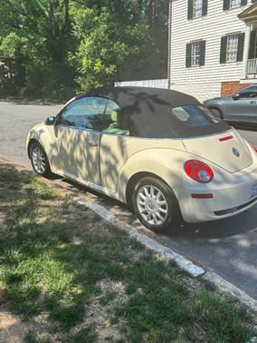 Beige 2006 Volkswagen New Beetle 2.5