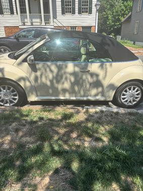 Beige 2006 Volkswagen New Beetle 2.5