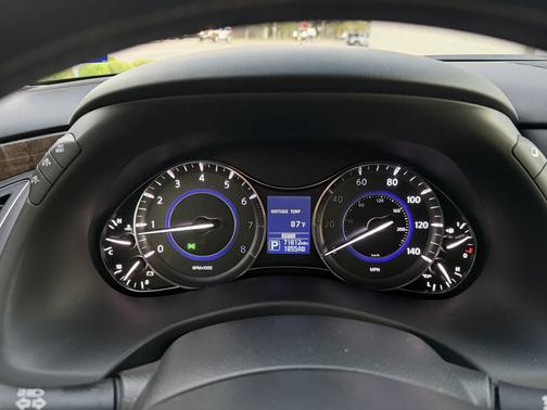 2017 INFINITI QX80 Signature Edition