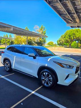 White 2020 Toyota Highlander XLE
