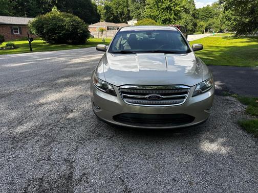 Gold 2011 Ford Taurus SEL
