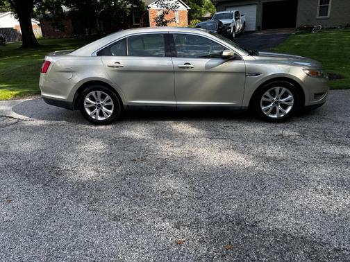 Gold 2011 Ford Taurus SEL