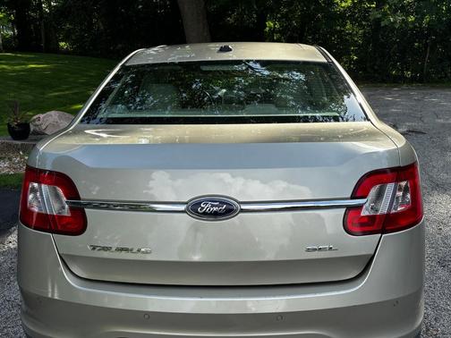 Gold 2011 Ford Taurus SEL