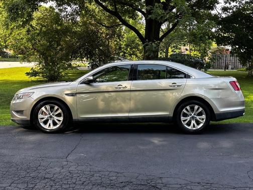 Gold 2011 Ford Taurus SEL