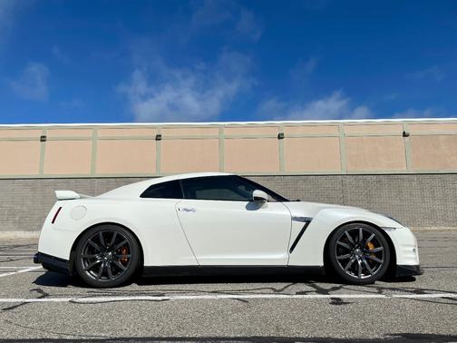 White 2009 Nissan GT-R Premium