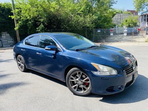 Blue 2014 Nissan Maxima SV