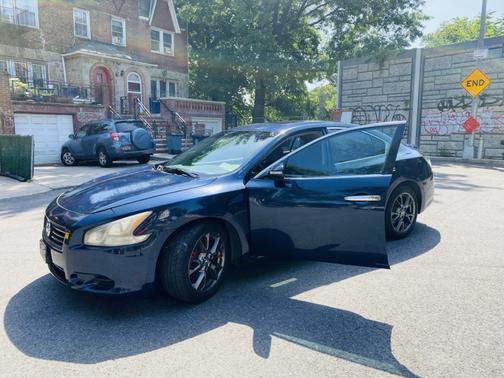 Blue 2014 Nissan Maxima SV