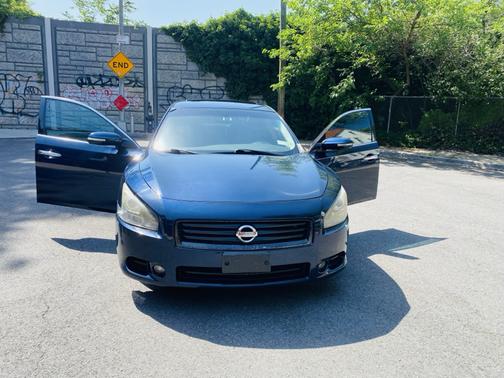 Blue 2014 Nissan Maxima SV