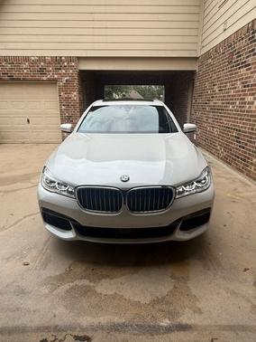 White 2019 BMW 750 i