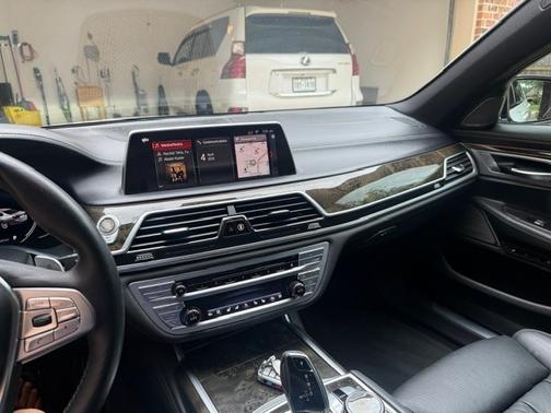 White 2019 BMW 750 i