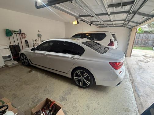 White 2019 BMW 750 i