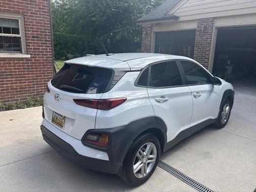 White 2018 Hyundai KONA SE