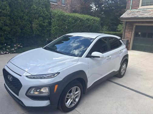 White 2018 Hyundai KONA SE