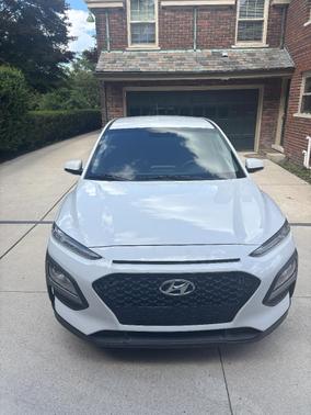 White 2018 Hyundai KONA SE