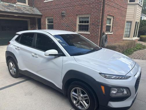 White 2018 Hyundai KONA SE