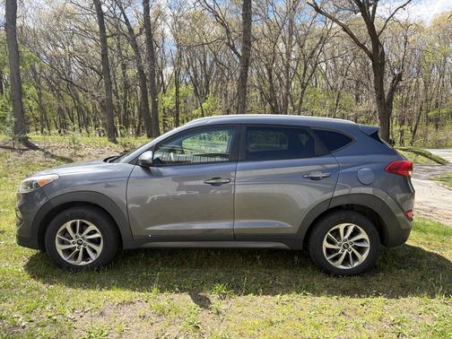 Gray 2016 Hyundai TUCSON SE