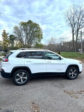White 2019 Jeep Cherokee Limited
