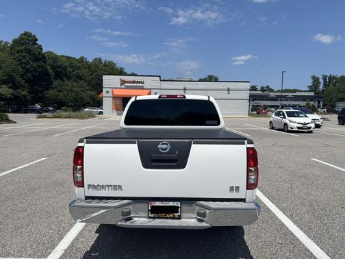 White 2006 Nissan Frontier SE Crew Cab