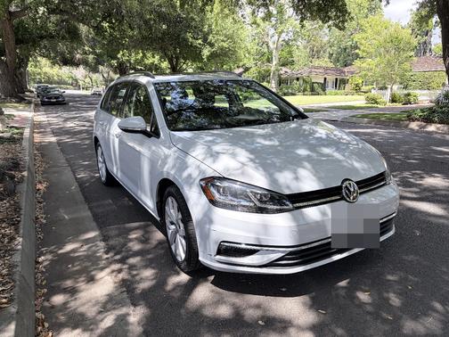 White 2019 Volkswagen Golf SportWagen 1.4T SE