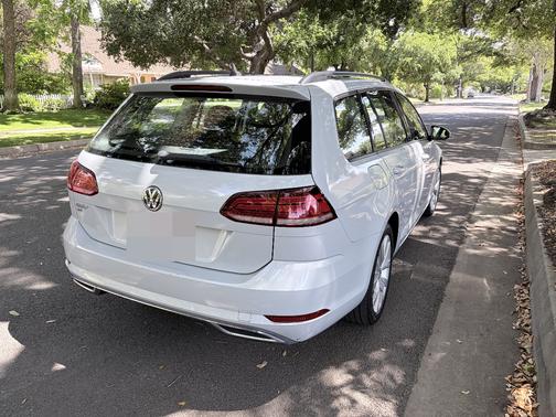 White 2019 Volkswagen Golf SportWagen 1.4T SE