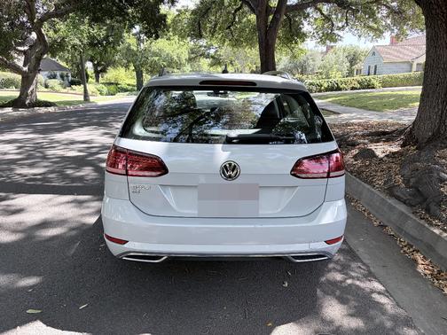 White 2019 Volkswagen Golf SportWagen 1.4T SE