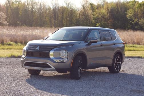 Gray 2022 Mitsubishi Outlander SE