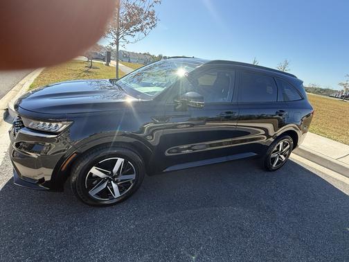 Black 2023 Kia Sorento S