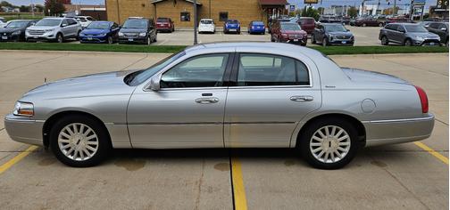 2003 Lincoln Town Car Signature