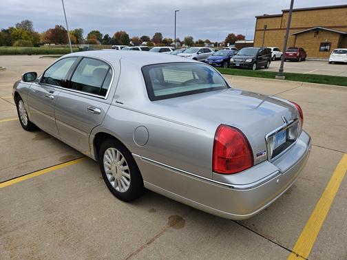 2003 Lincoln Town Car Signature