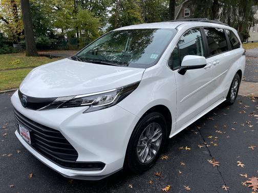 White 2022 Toyota Sienna LE