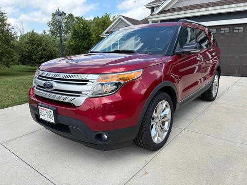 Red 2013 Ford Explorer XLT