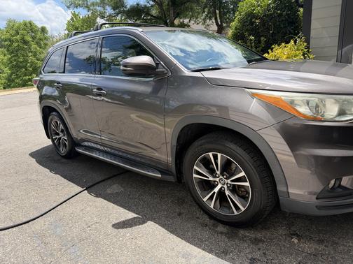 Gray 2016 Toyota Highlander XLE