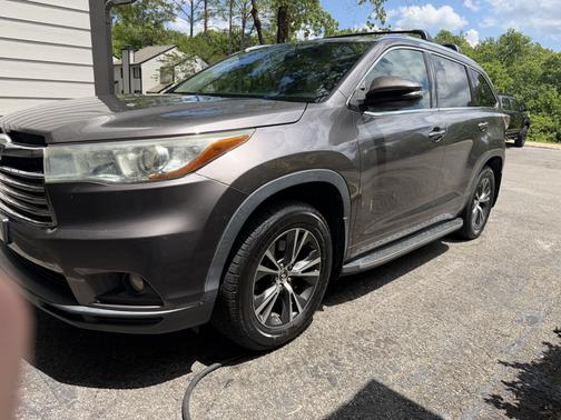 Gray 2016 Toyota Highlander XLE