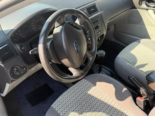 White 2007 Ford Focus SE