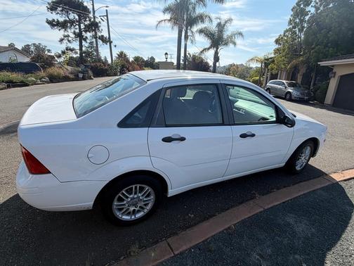 White 2007 Ford Focus SE
