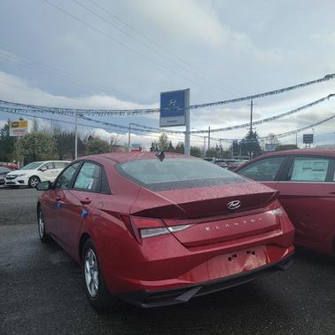 Red 2022 Hyundai ELANTRA SE