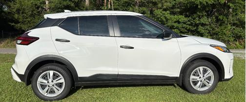 White 2025 Nissan Kicks Play S