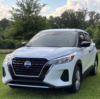 White 2025 Nissan Kicks Play S