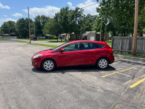 Red 2012 Ford Focus SE