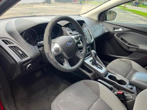 Red 2012 Ford Focus SE