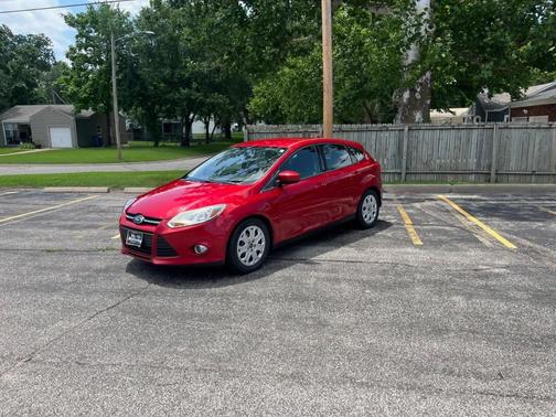 Red 2012 Ford Focus SE